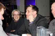 Heiluppa vielä sen kameras kanssa!