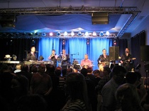 Tanssitkin oli järjestetty Naapurivaarassa